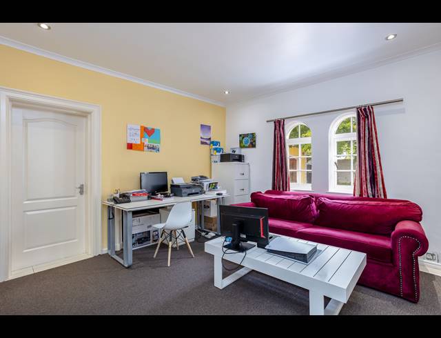 9 BEDROOM HOUSE TO LET IN CONSTANTIA